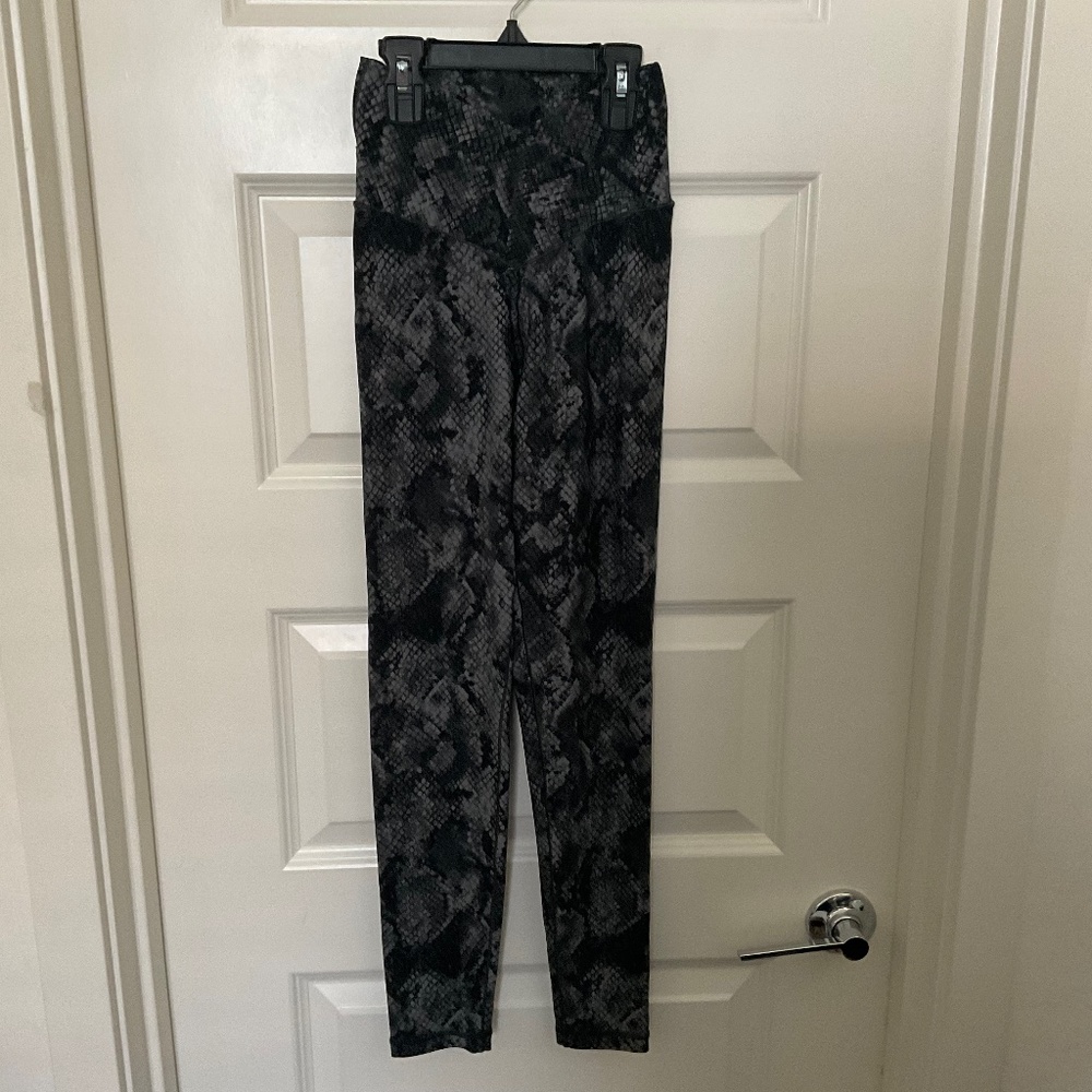 Offline by Aerie 7/8 High Rise Leggings - Black Snakeskin‎ Print - Size Small